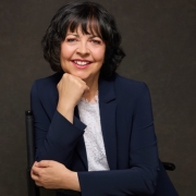 Elke Mölle ist Sprecherin, Autorin und Coach. Seit September 2020 gehört sie mit ihrem Dienst zum Team von Kingdom Impact, einer Lebens- und Dienstgemeinschaft mit einem Schulungs- und Trainingsauftrag und einem Gebetshaus. Vorher war Elke 10 Jahre im Gebetshaus Augsburg als Gebetshausmissionarin tätig und hat dort die Jüngerschaftsschule aufgebaut und geleitet. Seit vielen Jahren ist sie als Sprecherin auf Konferenzen, Seminaren, Bibelschulen und Gemeinden im In- und Ausland unterwegs. Vorträge und Kurzimpulse von Elke sind auch auf ihrem YouTube Kanal "Erfüllt leben mit Elke Mölle" und ihrem gleichnamigen Podcast zu finden.