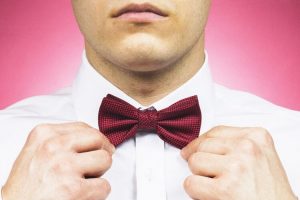 Junger Mann mit Krawatte bei Gala Abend