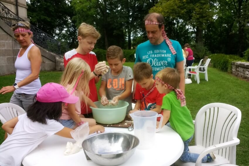 Die Familienfreizeit auf Schloss Craheim im Sommer beim Geländespiel