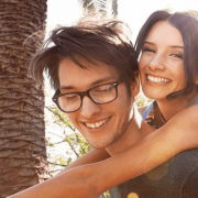 Junges verliebtes Paar beim Eheseminar