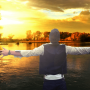 Seelsorge begleiteter Mann mit offenen Armen