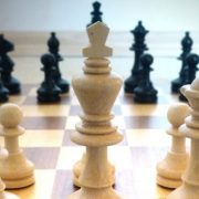 Schachbrett mit Figuren symbolisiert Familienaufstellung