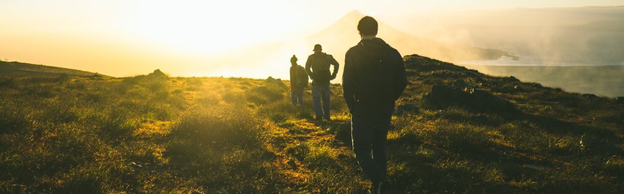 Junge Erwachsene beim Wandern