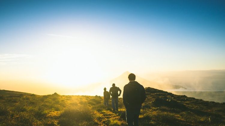 Junge Menschen beim Aufbruch