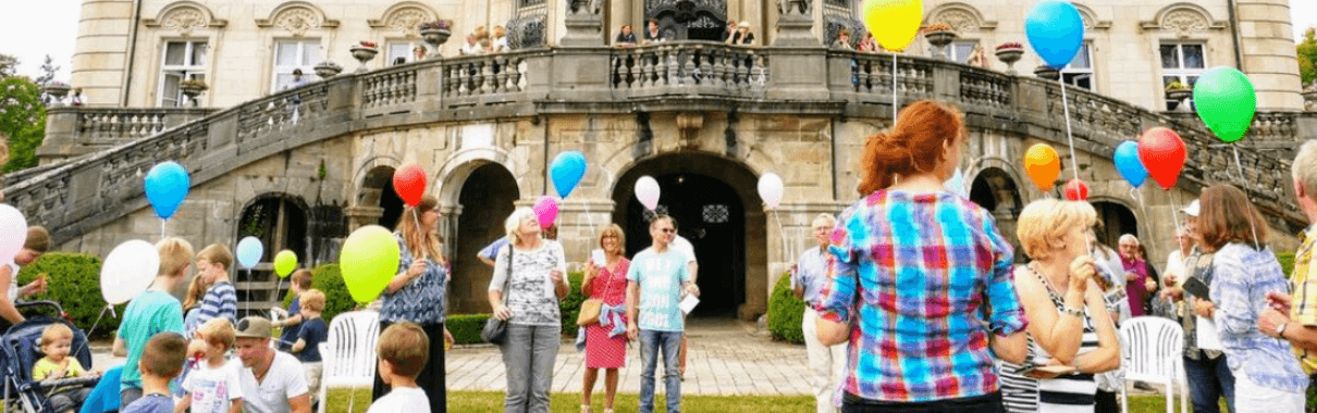 50 Luftballons steigen beim Jubiläumswochenende