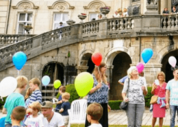 50 Luftballons steigen beim Jubiläumswochenende