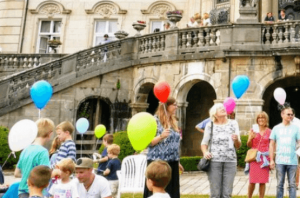 50 Luftballons steigen beim Jubiläumswochenende