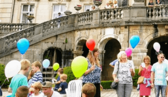 50 Luftballons steigen beim Jubiläumswochenende