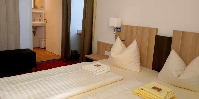 neues Zimmer mit Dusche und WC ausgestattet