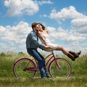 Paar auf einem Fahrrad sitzend