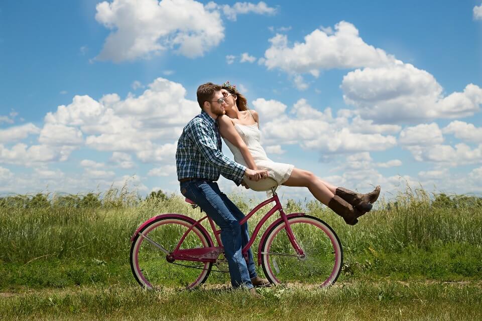 Paar auf einem Fahrrad sitzend