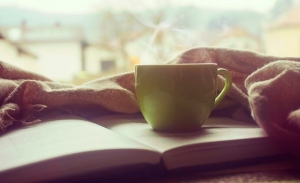 Kaffeetasse und ein gutes Buch zum Lesen
