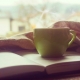 Kaffeetasse und ein gutes Buch zum Lesen
