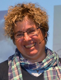 Karin Ebert, Jahrg.1960, verh., Mutter von drei erwachsenen Söhnen, war über 10 Jahre Pastoralassistentin in der Freien Christengemeinde Traunreut (D). Durch ihre theologische Ausbildung und eine mehrjährige Seelsorgeausbildung als Christliche Beraterin (IACP) bei IGNIS liegt der Schwerpunkt ihres Dienstes in der Lehre, der Schulung von Seelsorgern/-innen und der therapeutischen Beratung und Begleitung von Menschen. Seit 2008 ist sie auch als diplomierte Supervisorin und Coach tätig. Ihre Hobbies sind Lesen, Wandern, Esspresso trinken. Ihr Lebensmotto: Egal was passiert: mich heute freuen und das Leben genießen.