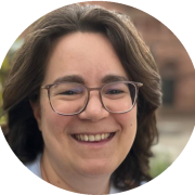 Johanna Stemmle ist seit Herbst 2025 in Craheim und als Leitung des Tagungsteams mit Schwerpunkt Junge Generation (Kinder & Jugend, Freiwilligenprogramm im Einsatz. Sie hat einen Bacherlor in Sozialpädagogik & Management, verschiedene Bibelschulen u.a. in Brasilien (YWAM) besucht und im Gebetshaus in Stuttgart mitgearbeitet. " Mein Wunsch ist es, Räume zu gestalten, in denen Glaube lebendig wird und Brücken über Generationen, Unterschiede und Grenzen hinweg entstehen. "