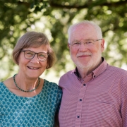 Elfriede und Hartmut Völkner, Jahrgang 1956 und 1952, Langgöns, vier Kinder. Elfriede ist Lehrerin. Hartmut ist Pfarrer i.R., Familientherapeut (DGFS), Lehrsupervisor (DGfP) und Vorsitzender von proEHE (FLMD).