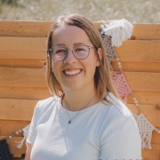 Silvia Taglauer ist Erzieherin und wohnt in Augsburg. Ihr Herz brennt dafür, dass Menschen im Lobpreis Gott begegnen.