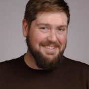 Tobias Daum ist seit 2009 als Seelsorger und Berater tätig und hat sich auf therapeutische Seelsorge, Ehe- und Familienberatung sowie Persönlichkeitsentwicklung spezialisiert. Nach einer Ausbildung zum Therapeutischen Seelsorger (ISB) und langjähriger Beratungserfahrung studiert er seit 2025 Theologie und ist zudem als Dozent und Studienleiter tätig.
