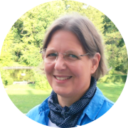 Mareike Degenhardt, seit 2018 in Craheim. Mareike ist ausgebildete Lehrerin und war einige Jahre in ihrem Beruf tätig, bevor sie ihr Herz für die Seelsorge und Beratung von Menschen entdeckte. Sie hat verschiedene Seelsorgeansätze kennen und schätzen gelernt (u. a. von Leanne Payne, Innere Heilung). Mareike ist christliche Lebensberaterin i.A. bei Team F und seit vielen Jahren ehrenamtliche Mitarbeiterin bei mc2 (Marburger Kreis / Crossover). „Ich liebe es, Menschen in die heilende und befreiende Begegnung mit Jesus Christus zu führen und IHM dabei zu zuschauen, wie ER Herzen berührt und verändert.“
